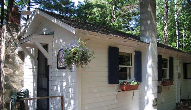 Rustic Lake Front Cottage - Lake Charlevoix