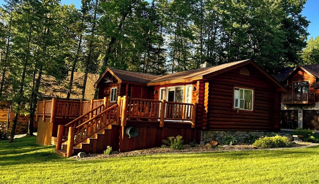 Rustic Lake Front Log Cabin: Stunning Sunset Views, Private Dock & Fast WiFi