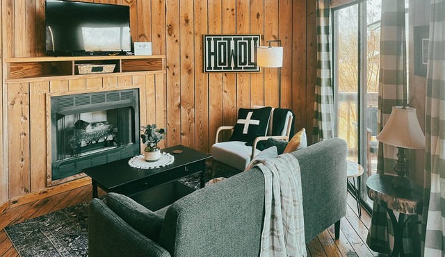 Rustic Lake Keowee Cabin, Perfect for Couples! Dock, Pool & Boat Slip