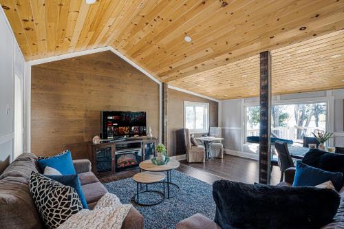 Rustic Lakefront Cottage with Fire Pit & Scenic Views