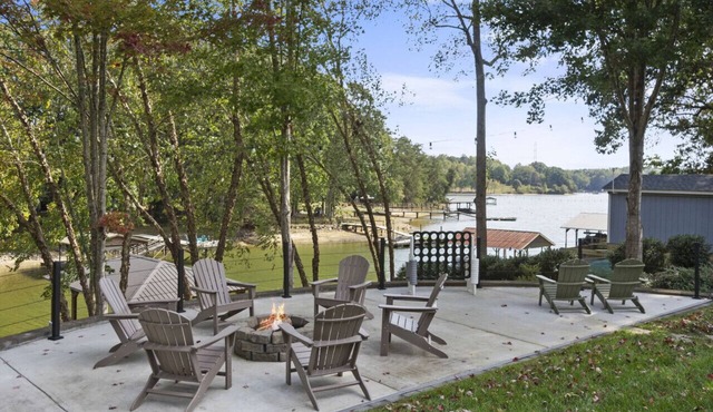 Rustic Lakefront home with winery, state park, and more nearby! A perfect fall getaway!