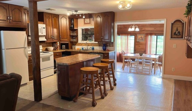 Rustic Lakefront Lodge at Black Hammock Located Directly on Lake Jessup