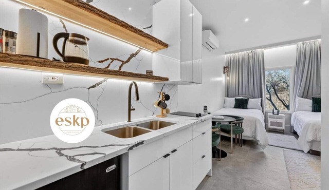 Rustic Lakefront Studio w Deck Workspace