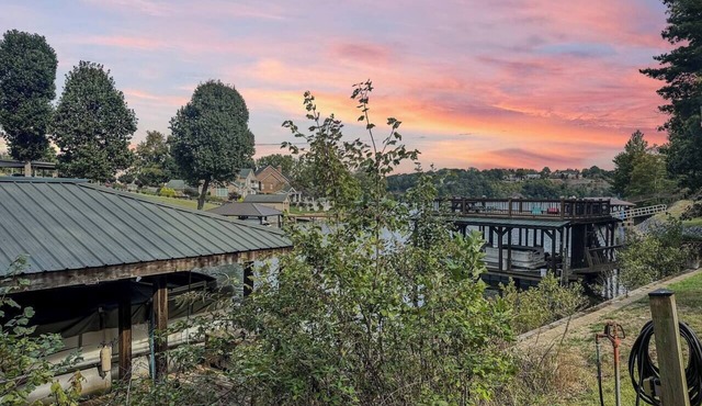 Rustic Lakefront Retreat w/Hot Tub & Pet Friendly
