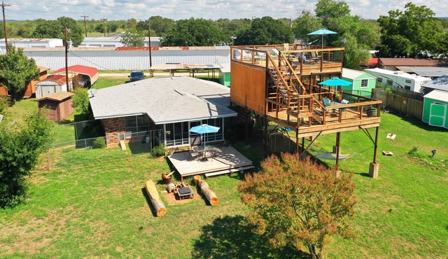 Rustic Lakehouse | 2 Story Outdoor Bar + Fire Pit + Smoker | Relax & Unwind