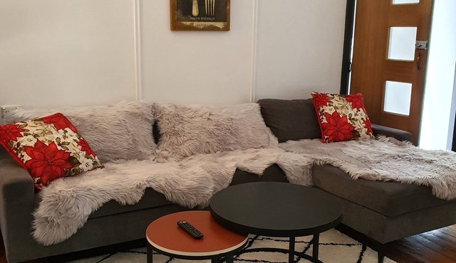 Rustic large 5 bedroom home in a inner city suburb