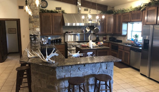 Rustic Lodge on 100 acre ranch between College Station and Waco