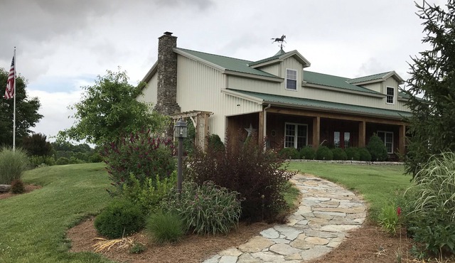 Rustic Lodge On Farm centered on Bourbon Trail!