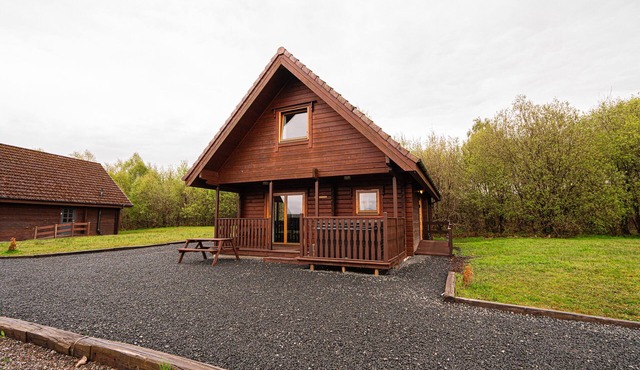 Rustic Lodge retreat with Hot Tub, Sleeps 6