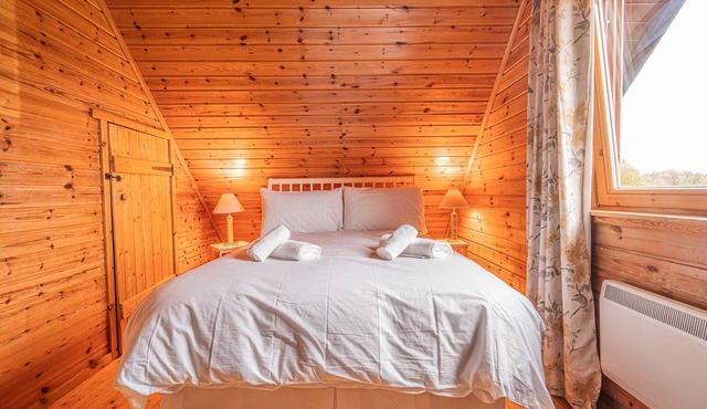 Rustic Lodge retreat with Hot Tub, Sleeps 6