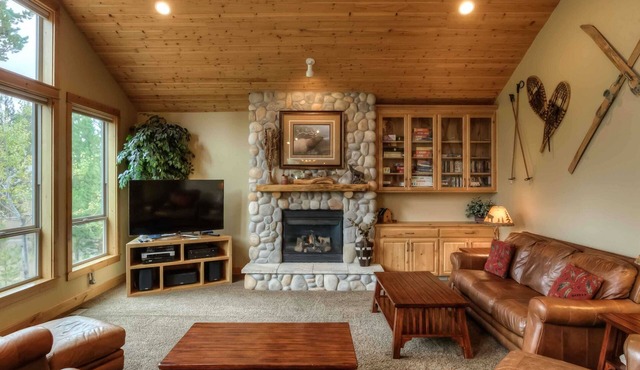 Rustic lodge w/game room & hot tub