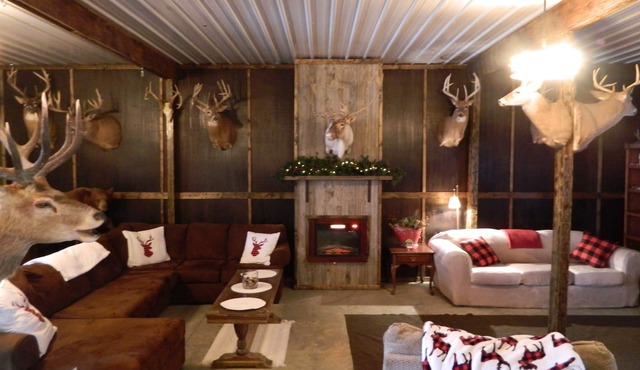 Rustic Lodge with private cabins/6 person hot tub and camp fire
