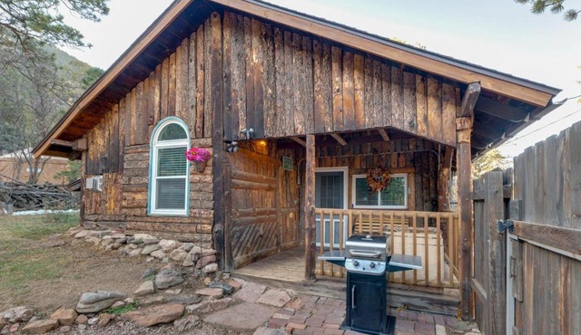 Rustic Log Cabin with Studio about 5 Mi to Pikes Peak!