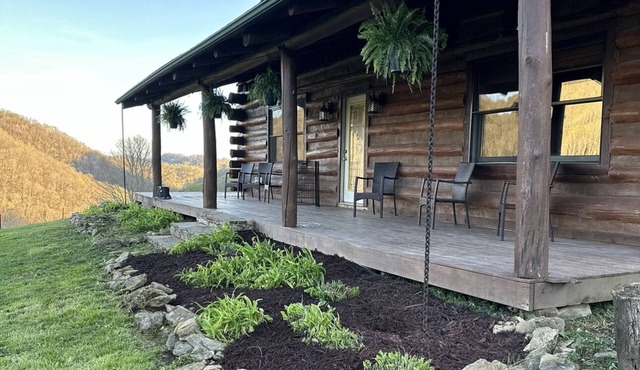 Rustic log cabin~ HOT TUB~ Breathtaking mountian views near Hatley Point