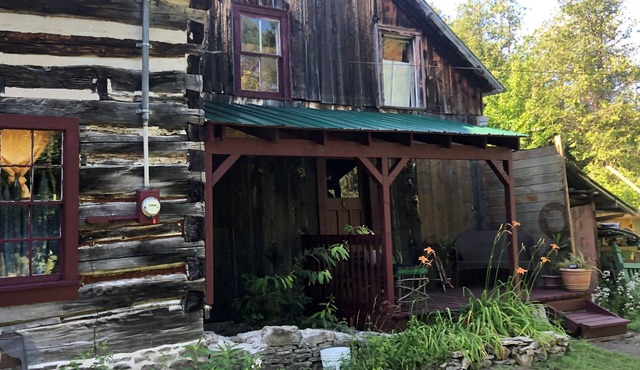 Rustic Log cabin in private setting near Ottawa