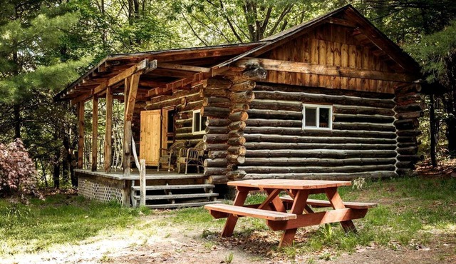 Rustic Log Cabin, Ideal for a New York Glamping Getaway