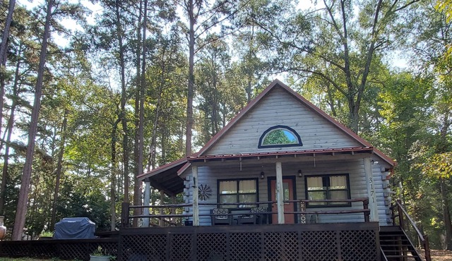 Rustic Log Cabin on beautiful Lake Hawkins