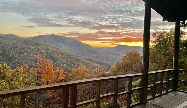 Rustic Log Cabin Sleeps 10, Awesome views, loft, fireplace and STARLINK!