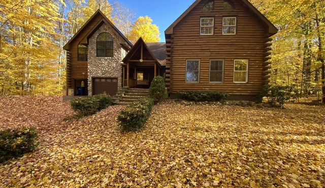 Rustic Log Cabin Retreat across from Lake Leelanau