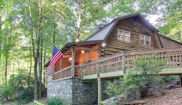 Rustic Log Cabin, 15 min to Parkway, Waterfalls; EV outlet, Fire Pit, Game Room.