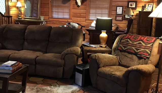 Rustic log cabin with 5 beds in a private setting, minutes Grenada Lake & town.