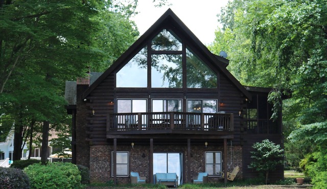 Rustic Log Cabin with amazing view of Lake Gaston!