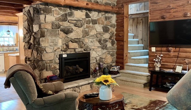 Rustic Log Home located near Baileys Harbor