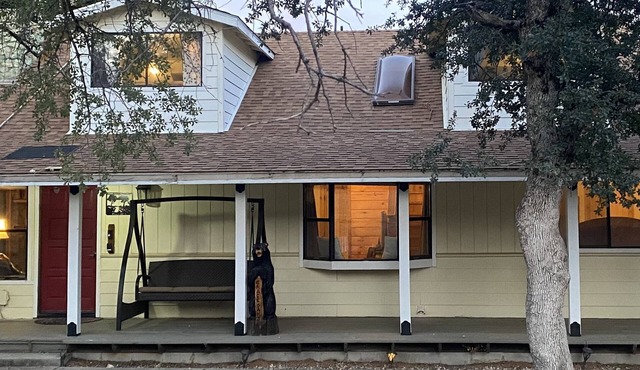 Rustic lower story 2 bedroom/2bath hot tub 3 minutes from town Yosemite Mariposa