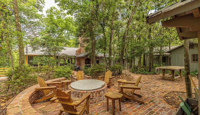 Rustic-Luxe Wilderness Retreat. Sleeps 12. Firepit. Gourmet Kitchen. WIFI.