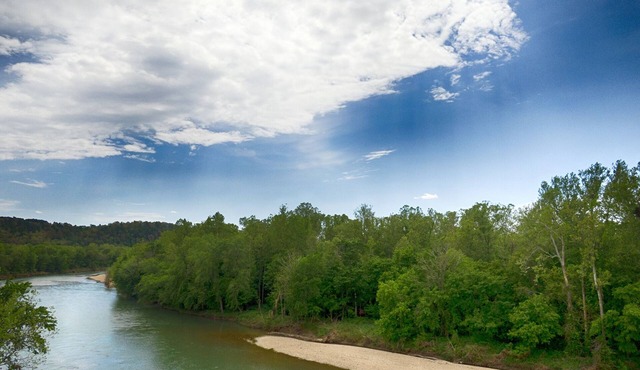 Rustic Luxury Along the Illinois River