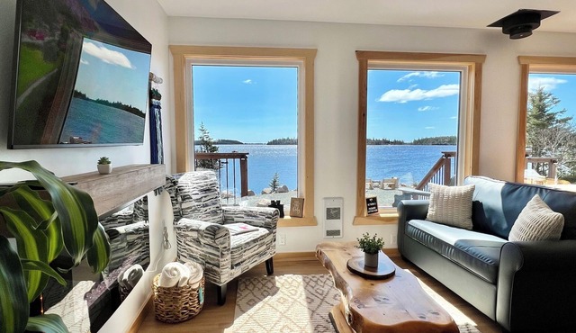 Rustic Luxury Lake Cottage with Private Hot Tub/FirePit/Kayaks/Sauna