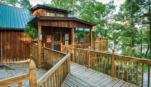 Rustic Luxury Lakefront Cabin in Beautiful Wooded Surroundings