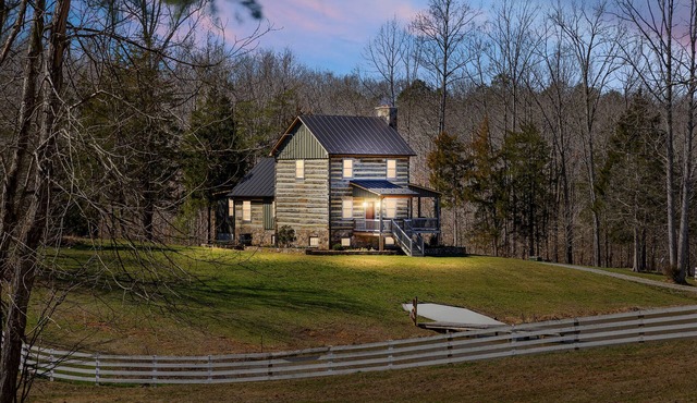 Rustic Luxury Near Charlottesville/Montpelier/Wineries/A Historic Cabin Retreat