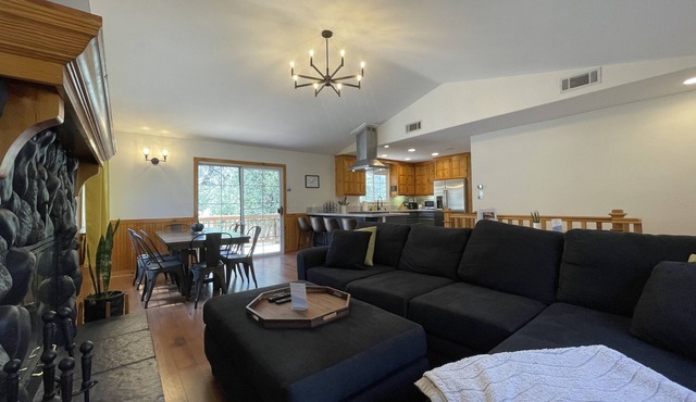 Rustic Luxury w/hot tub, A/C + pet friendly