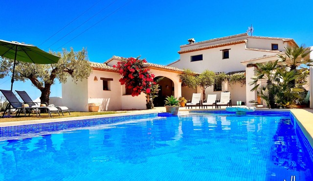 Rustic Mediterranean villa in Benissa for 8 people · Swimming pool with sun terrace and peaceful surroundings · Villa Mariposa