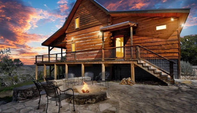 Rustic meets Luxury with INCREDIBLE VIEWS! Hot Tub, Fire Pit, 2 bedrm/2 bath