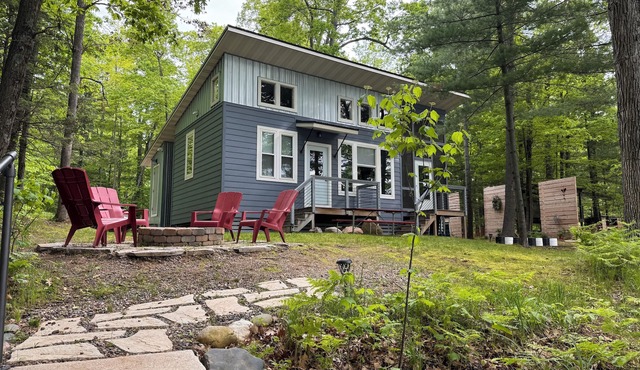Rustic-Modern 1BR Lakeside Cottage for up to 5.