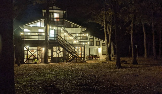 Rustic modern cabin surrounded by trees and large yard 25 miles from Waco/Temple