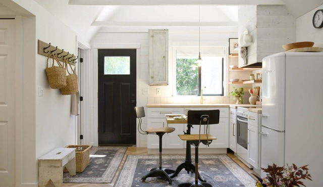 Rustic Modern Cottage Retreat in the Heart of Troy