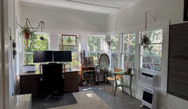Rustic modern farmhouse 3-bedroom pet friendly house in charming Smithville