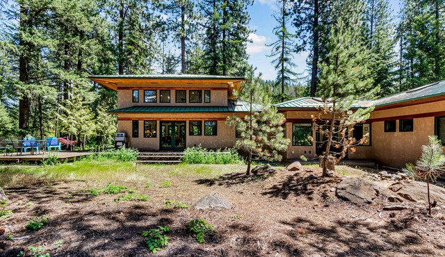 Rustic-modern home in forest overlooking Lake Coeur d’Alene with W/D & AC