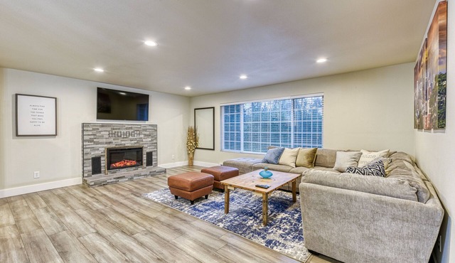 ★ Rustic Modern Mid Century Big Farmhouse ★ 2 Portable AC Units!