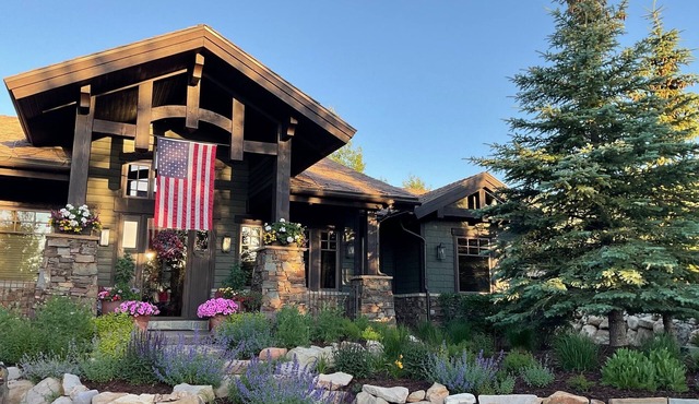 Rustic Modern Retreat with Panoramic Views in Tuhaye