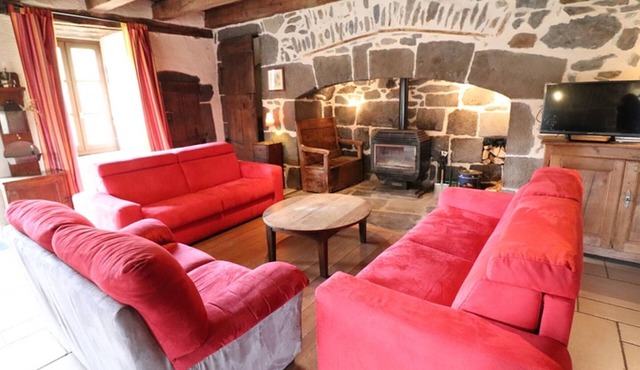 Rustic Mountain Retreat: Renovated 5BR Home w/Terrace, Garden, WiFi, Near Salers & Mauriac