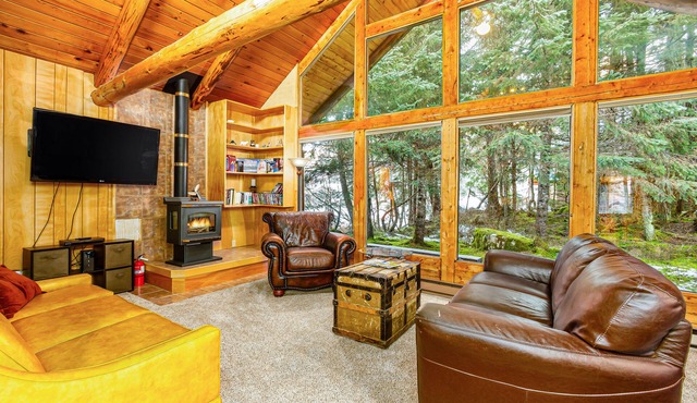 Rustic mountain cabin with wood stove, spacious deck, private W/D