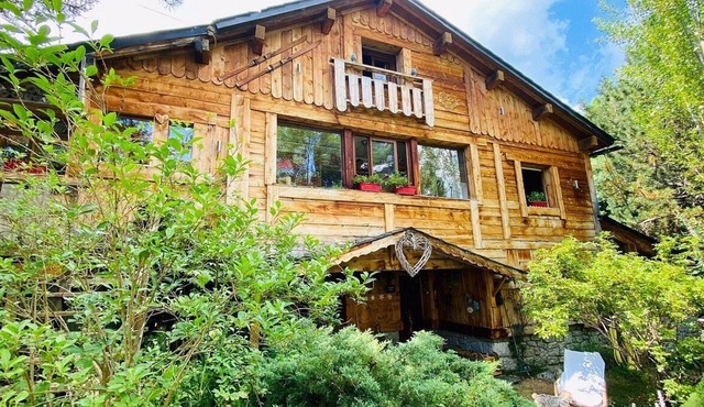 Rustic Mountain Chalet with Jacuzzi