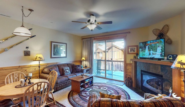 Rustic Mountain Getaway | Queen Suite, Bunk, Desk & Games, Near Downtown