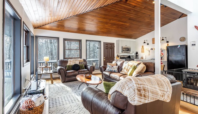 Rustic Mountain Retreat Just Minutes to Pico & Killington for a Perfect Getaway