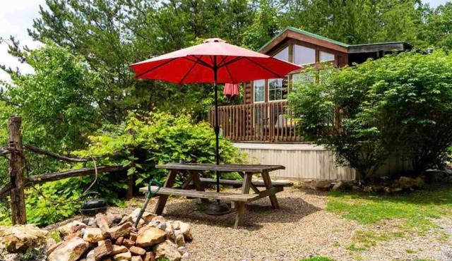 Rustic Mountain Retreat – Breathtaking Views, Private Hot Tub & Grill.
