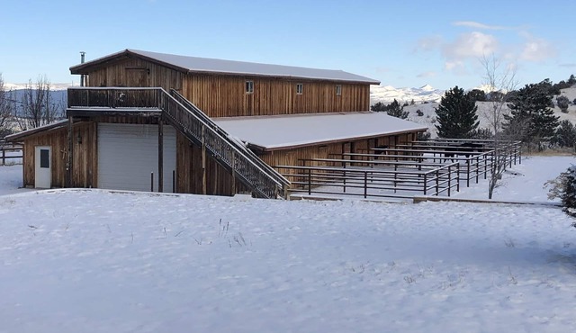 Rustic Mountain View Barn Apartment